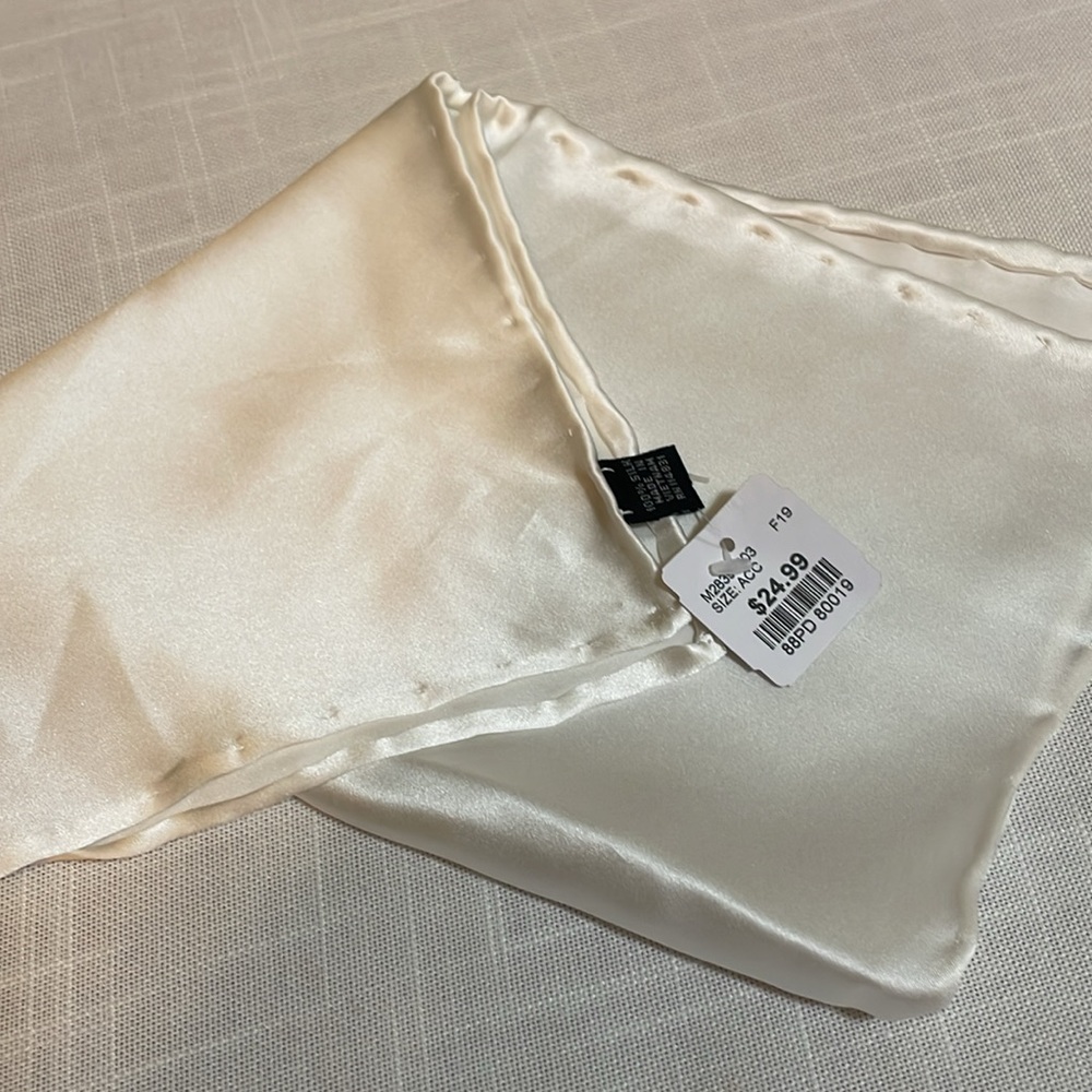 NWT. 100% silk Men’s Wearhouse white/ivory 100% silk pocket square